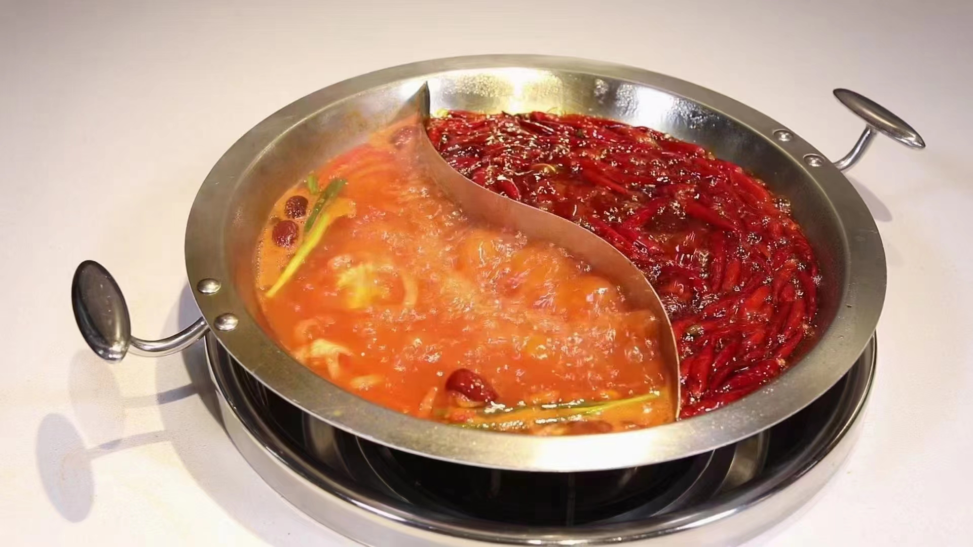 火鍋底料廠家-成都重慶火鍋底料產(chǎn)品批發(fā)，火鍋品類新發(fā)展在哪里(圖2)